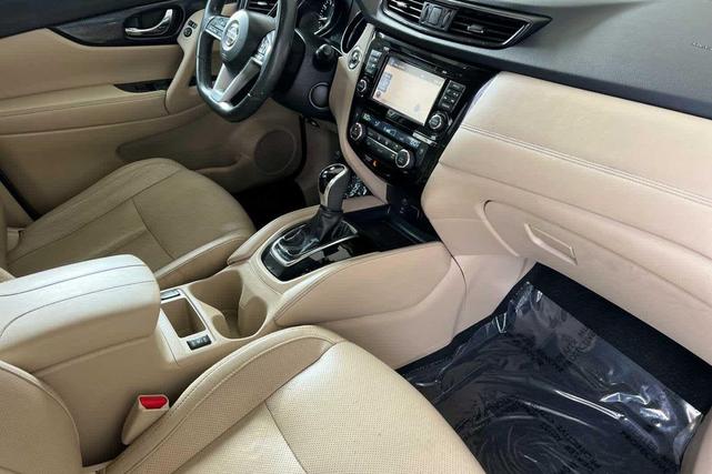 Photo of 2017 Pearl White Nissan Rogue