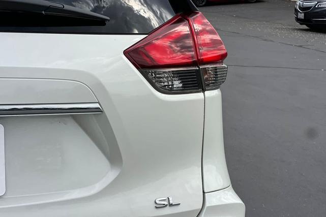 Photo of 2017 Pearl White Nissan Rogue