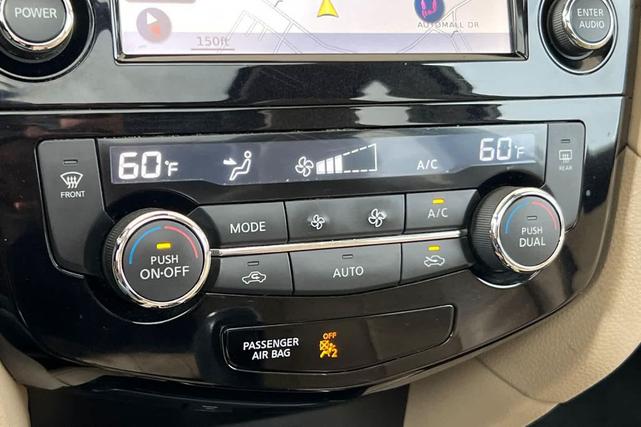 Photo of 2017 Pearl White Nissan Rogue