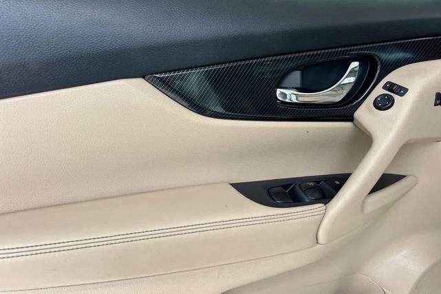 Photo of 2017 Pearl White Nissan Rogue