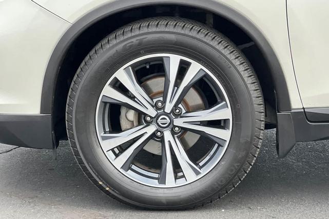 Photo of 2017 Pearl White Nissan Rogue