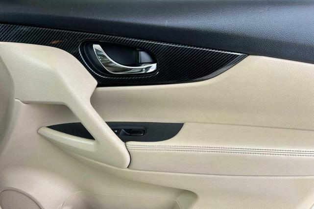 Photo of 2017 Pearl White Nissan Rogue