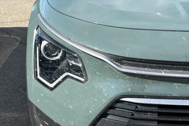 Photo of 2023 Cityscape Green Kia Niro