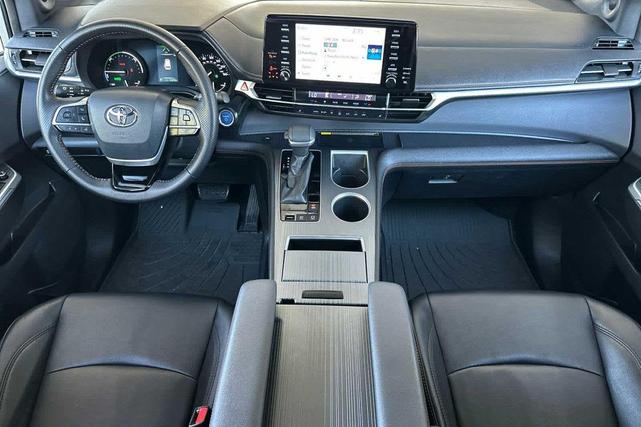 Photo of 2021 Celestial Silver Metallic Toyota Sienna