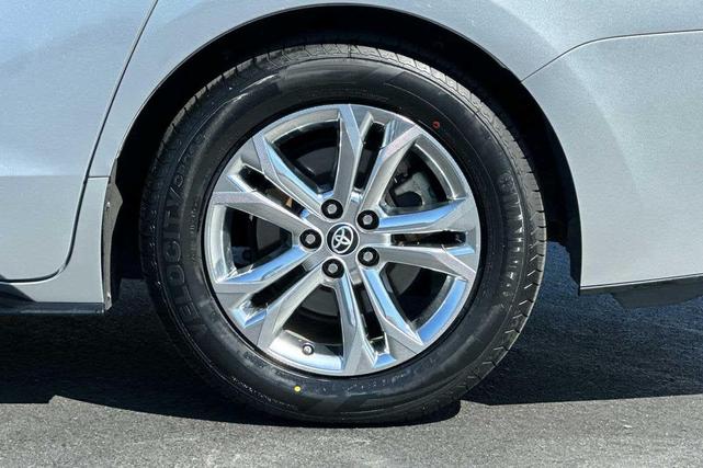 Photo of 2021 Celestial Silver Metallic Toyota Sienna