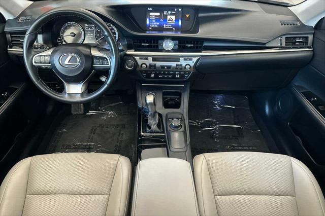 Photo of 2016 Atomic Silver Lexus ES 350