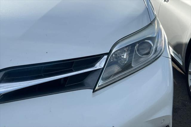 Photo of 2019 Blizzard Pearl Toyota Sienna