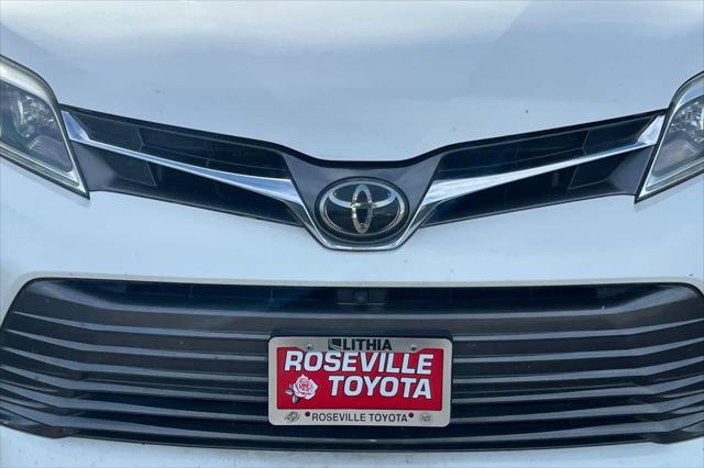Photo of 2019 Blizzard Pearl Toyota Sienna
