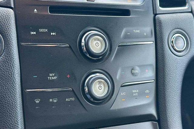 Photo of 2015 Tuxedo Black Metallic Ford Taurus