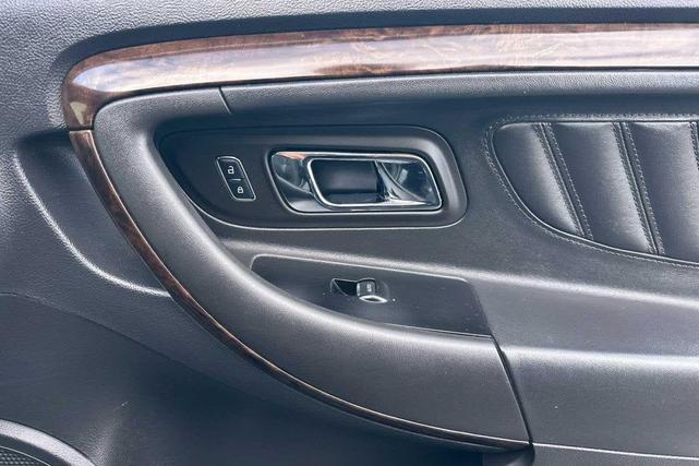 Photo of 2015 Tuxedo Black Metallic Ford Taurus