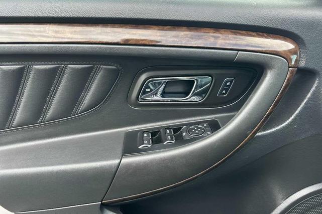 Photo of 2015 Tuxedo Black Metallic Ford Taurus
