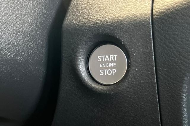 Photo of 2022 Glacier White Nissan Frontier