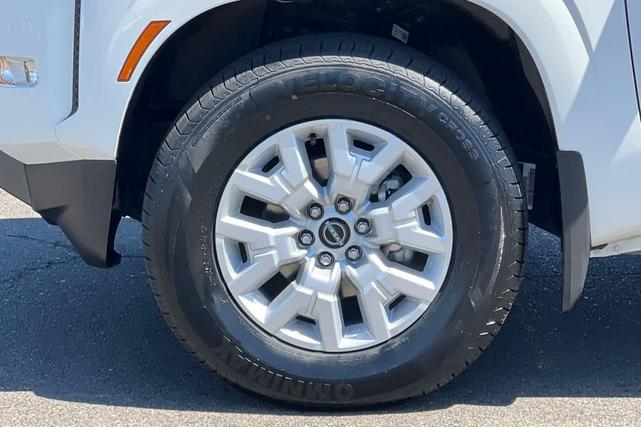 Photo of 2022 Glacier White Nissan Frontier