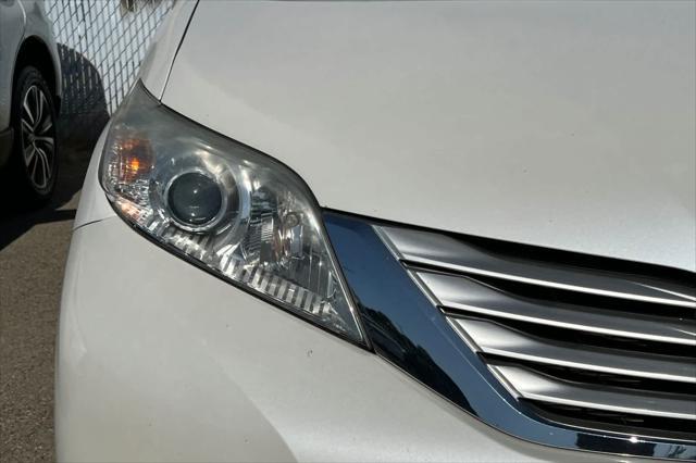 Photo of 2014 Blizzard Pearl Toyota Sienna