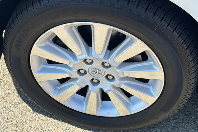 Photo of 2014 Blizzard Pearl Toyota Sienna