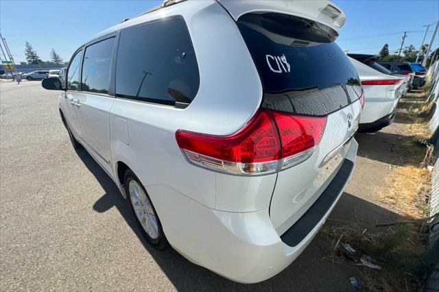 Photo of 2014 Blizzard Pearl Toyota Sienna
