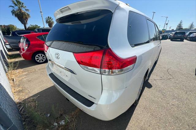 Photo of 2014 Blizzard Pearl Toyota Sienna