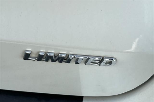 Photo of 2014 Blizzard Pearl Toyota Sienna