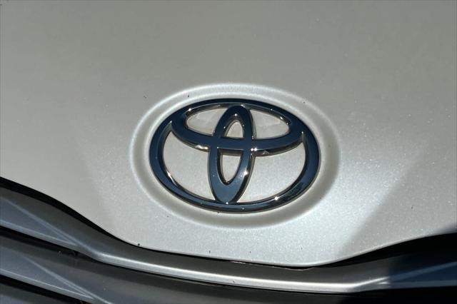 Photo of 2014 Blizzard Pearl Toyota Sienna