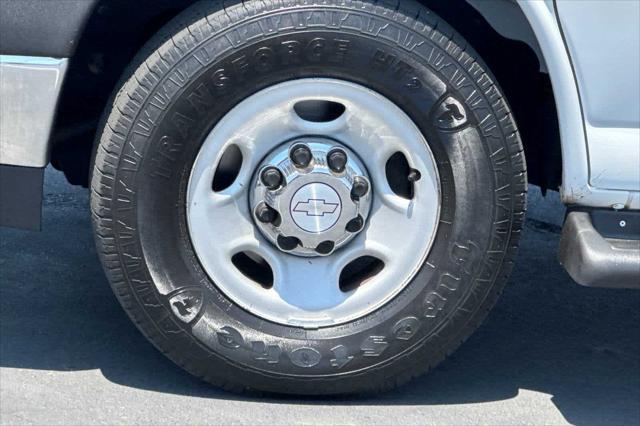 Photo of 2017 Summit White Chevrolet Express 2500