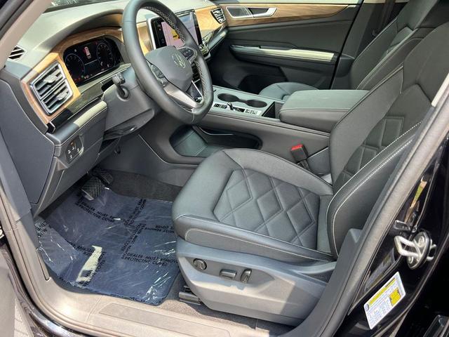 Photo of 2025 Deep Black Pearl Volkswagen Atlas