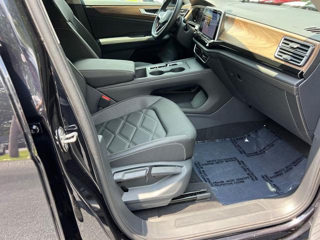 Photo of 2025 Deep Black Pearl Volkswagen Atlas