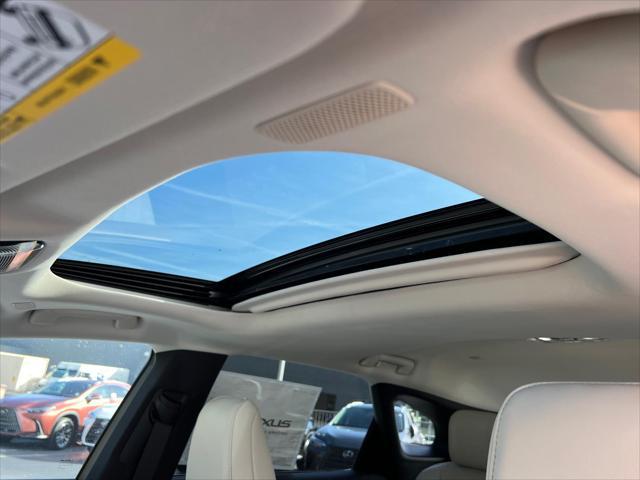 Photo of 2025 Eminent White Pearl Lexus RX 350