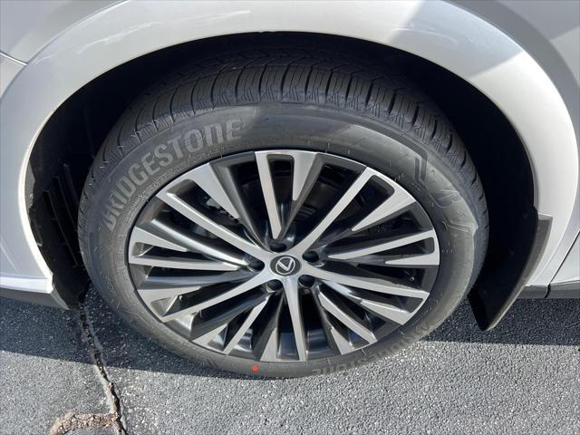 Photo of 2025 Eminent White Pearl Lexus RX 350