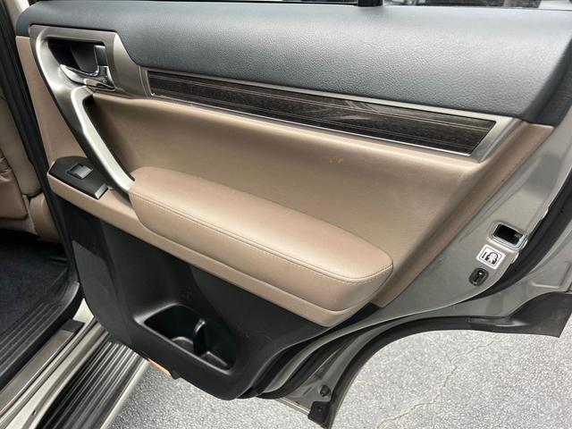 Photo of 2023 Atomic Silver Lexus GX 460