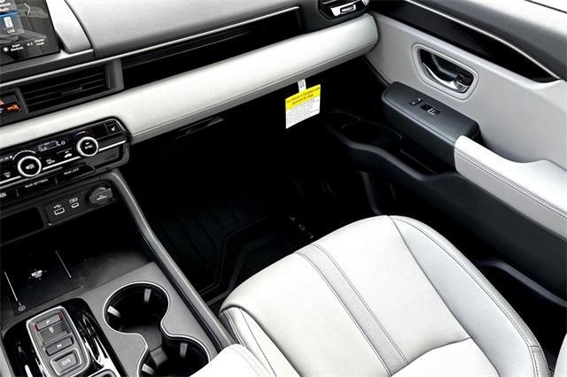 Photo of 2025 Platinum White Pearl Honda Pilot
