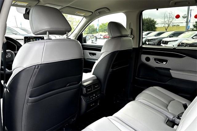 Photo of 2025 Platinum White Pearl Honda Pilot