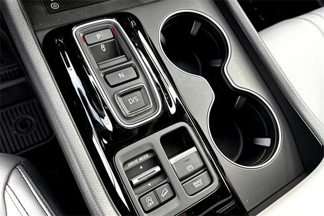 Photo of 2025 Platinum White Pearl Honda Pilot