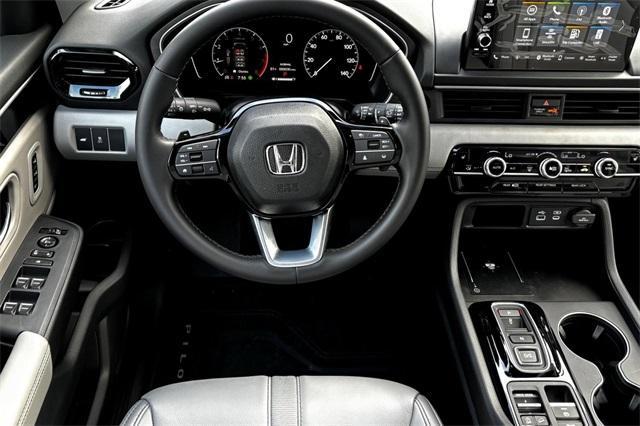 Photo of 2025 Platinum White Pearl Honda Pilot