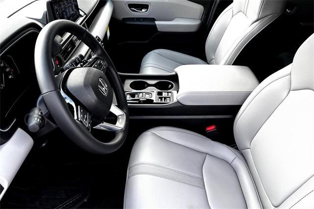 Photo of 2025 Platinum White Pearl Honda Pilot