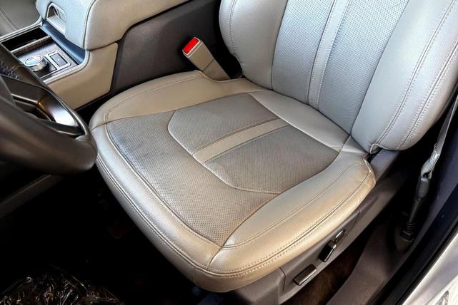 Photo of 2021 Iconic Silver Metallic Ford Expedition