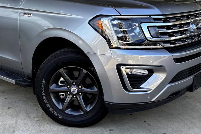 Photo of 2021 Iconic Silver Metallic Ford Expedition