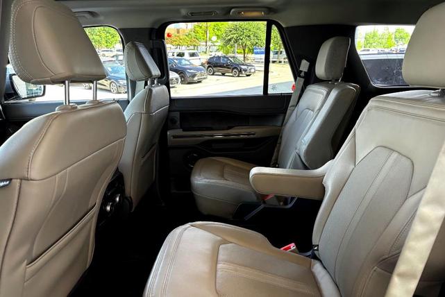 Photo of 2021 Iconic Silver Metallic Ford Expedition