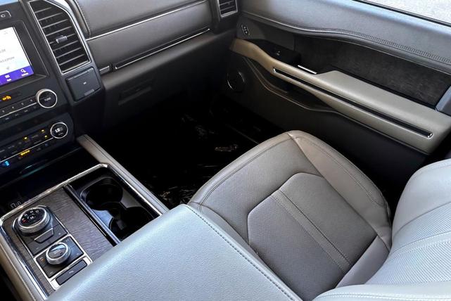 Photo of 2021 Iconic Silver Metallic Ford Expedition
