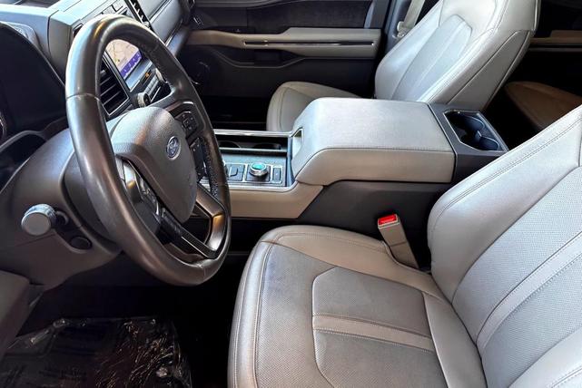 Photo of 2021 Iconic Silver Metallic Ford Expedition
