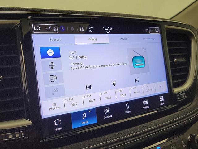 Photo of 2024 White Chrysler Pacifica