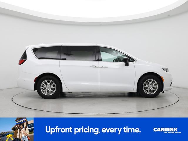 Photo of 2024 White Chrysler Pacifica