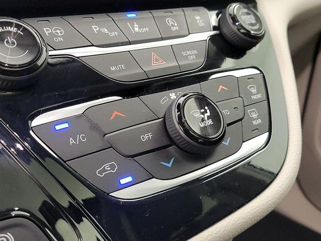 Photo of 2024 White Chrysler Pacifica