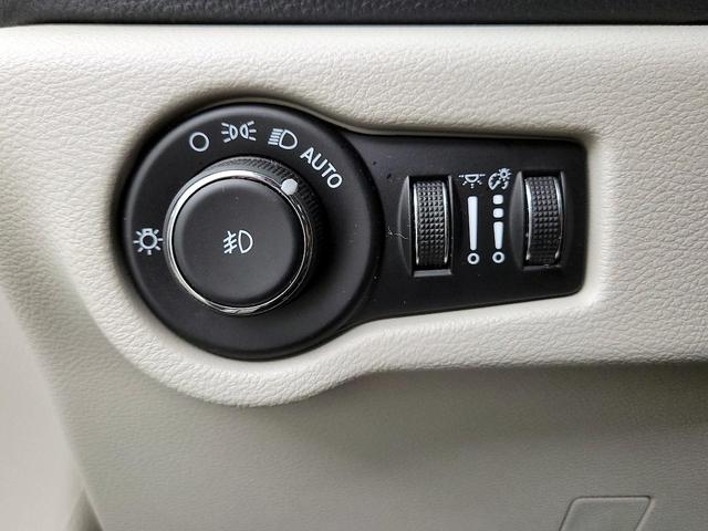 Photo of 2024 White Chrysler Pacifica