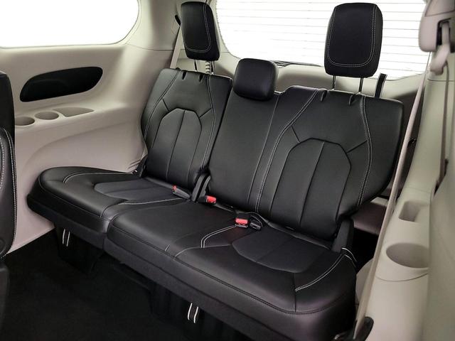 Photo of 2024 White Chrysler Pacifica
