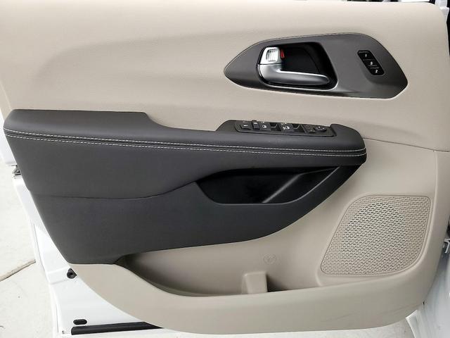 Photo of 2024 White Chrysler Pacifica