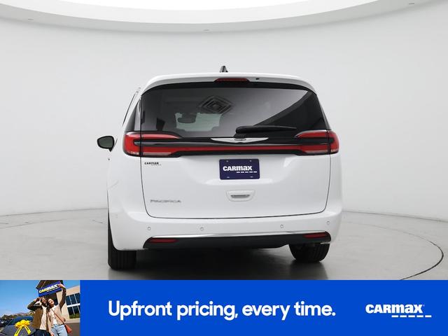 Photo of 2024 White Chrysler Pacifica