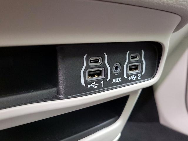 Photo of 2024 White Chrysler Pacifica