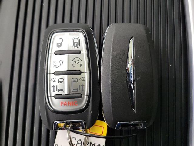 Photo of 2024 White Chrysler Pacifica