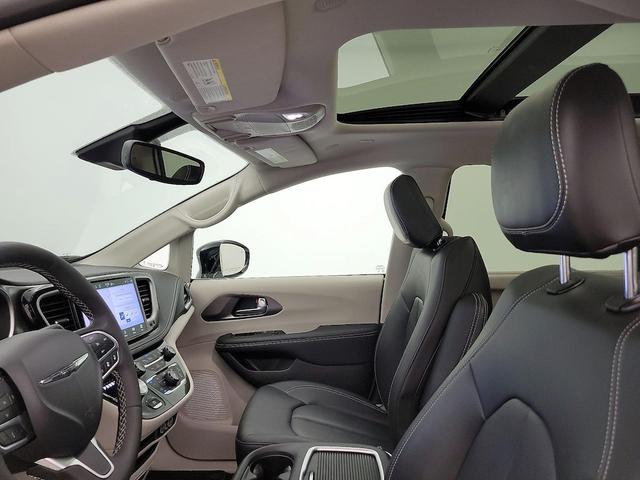 Photo of 2024 White Chrysler Pacifica