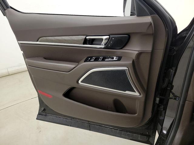 Photo of 2022 Black Kia Telluride